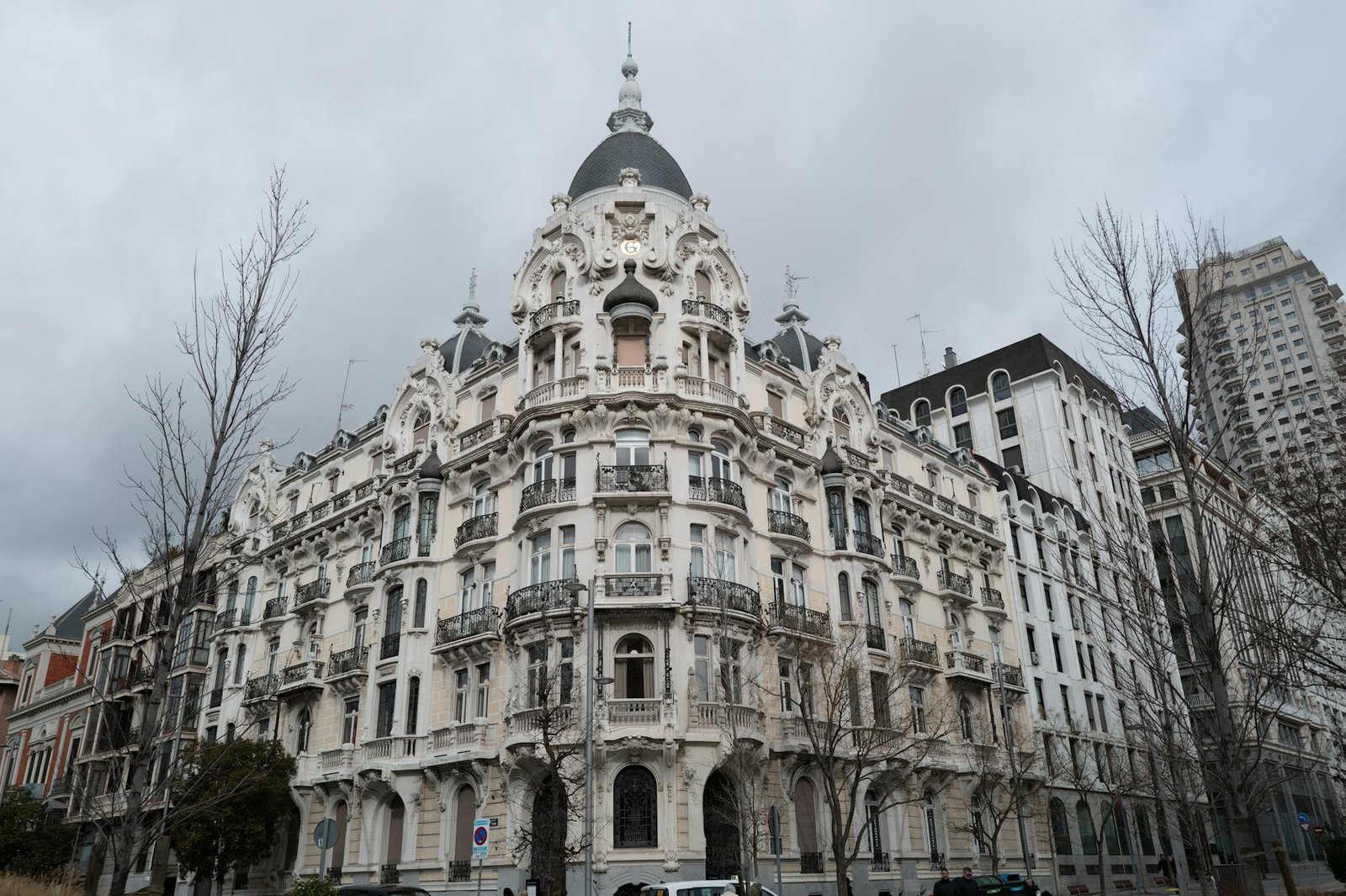 A view of the historic Edificio Grassy in Madrid showcasing its ornate architecture and urban setting.